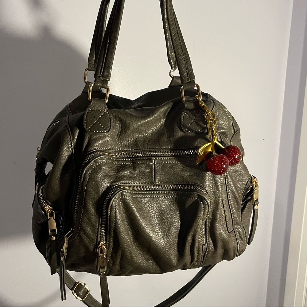 [SOLD ON DEPOP] Green Shoulder Bag with Slouchy Design and Versatile Straps